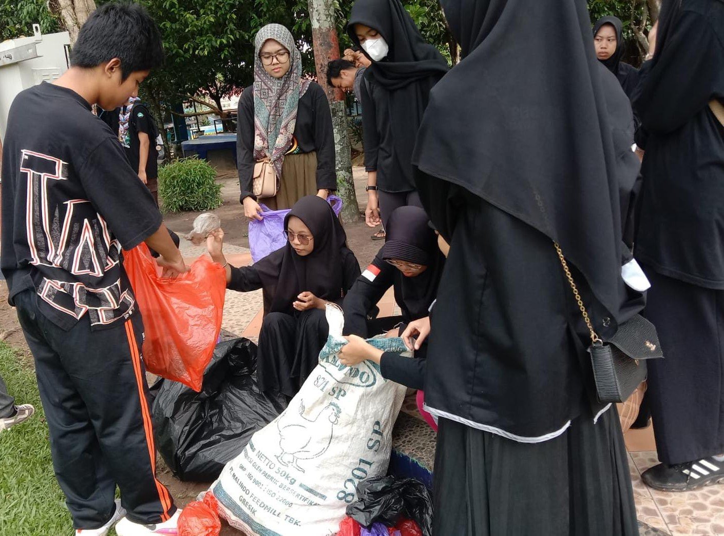 Hal 16 2 Klm Martapura Bersihkan sampah