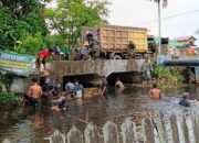 TNI Bersama Warga Bersihkan Sungai di Gambut