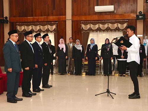 Hal 16 4 KLm Martapura Lantik pejabat