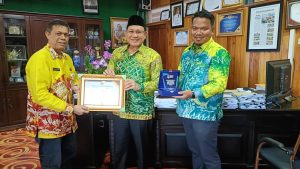 Bupati Kotabaru Terima Penghargaan Dari Gubernur Kalsel