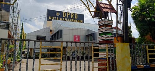 Terlilit Hutang Rp 300 Miliar, Dewan Kota Gaspol Jalan-Jalan ke Luar Daerah 1 Hal 9 3 KLm Kantor DPRD kota Kosong