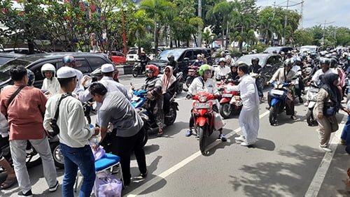 Posko Diserbu Jemaah Haul Guru Sekompul 2000 Nasi Bungkus Ludes Dalam 15 Menit. 1 Hal 9 3 Klm Kontrak 2 3