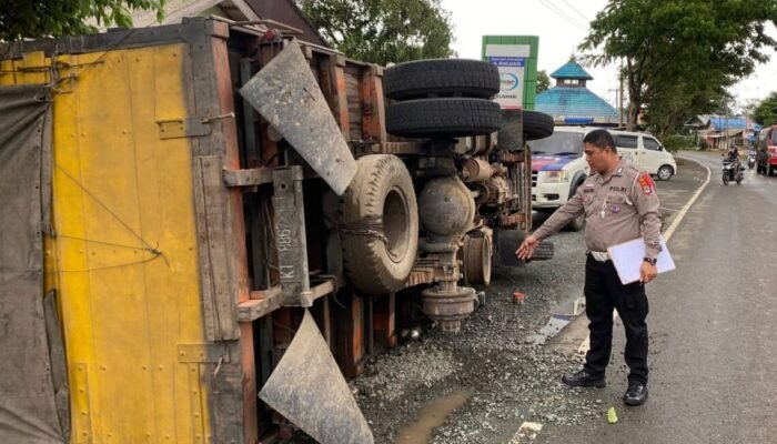 Truk Terbalik Hantam Reklame RSHB Boejasin Pelaihari