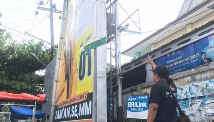 Warga Kesetrum Saat Ganti Baliho Caleg, Ini Tanggapan Bawaslu Kotim