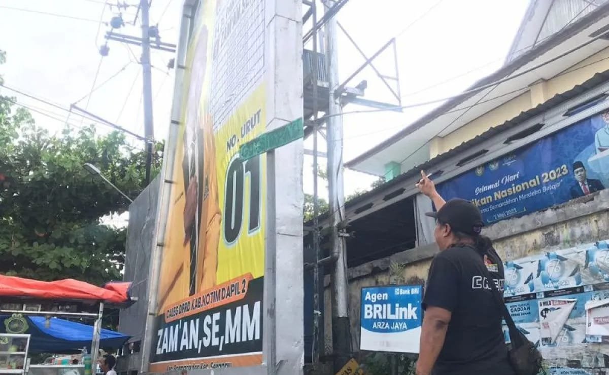 Warga Kesetrum Saat Ganti Baliho Caleg, Ini Tanggapan Bawaslu Kotim 1 IMG 20240106 WA0009