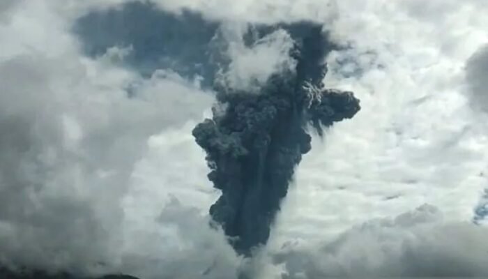 Gunung Marapi Keluarkan Dentuman dan Lontarkan Batu Api