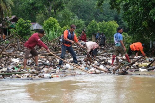Cegah Banjir, Pemkab HST Bersama Masyarakat dan Relawan Bersihkan Sungai di Desa Masiraan 1 IMG 20240113 WA0046 e1705149723688