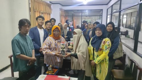 Mahasiswa Program Studi Komunikasi Uniska Intip Dapur Redaksi SKH Kalimantan Post 1 IMG 20240114 WA0012 e1705203208273