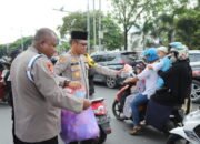 Kapolresta Bagi Snack dan Nasi Bungkus ke Pengguna Jalan