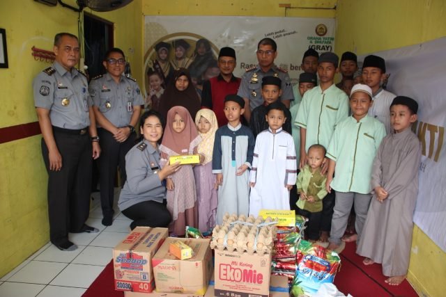 Imigrasi Peduli Sesama, HBI ke-74 Kemenkumham Kalsel Ditandai Dengan Bakti Sosial 1 IMG 20240123 WA0005 e1705965588999