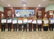 Kakanwil Kemenkumham Kalsel dan Gubernur Kalsel Serahkan Penghargaan Kabupaten/Kota Peduli HAM 18 Kakanwil Kemenkumham Kalsel dan Gubernur Kalsel Serahkan Penghargaan Kabupaten/Kota Peduli HAM
