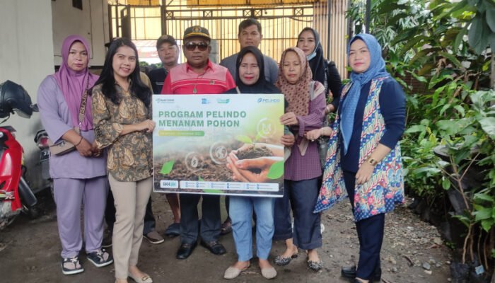 Pelindo dan Anggota DPRD Banjarmasin Fraksi PDI Perjuangan Bagikan 500 Bibit Pohon