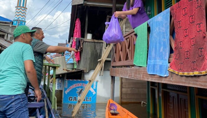 BRI Salurkan Paket Sembako untuk Korban Banjir di Muara Teweh