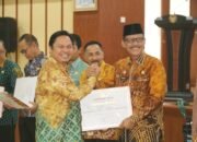 Sekdaprov Kalsel Serahkan Penghargaan Atas Terwujudnya KKP HAM Kepada Kakanwil Kemenkumham Kalsel 17 Sekdaprov Kalsel Serahkan Penghargaan Atas Terwujudnya KKP HAM Kepada Kakanwil Kemenkumham Kalsel