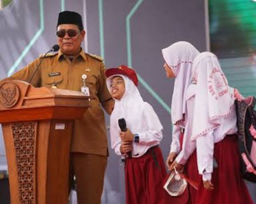 1 35 klm Kontrak Pemprov 16 Paman Birin berdialog dengan pelajar