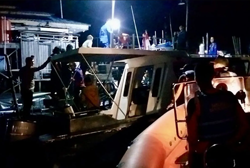 Sembilan ABK Dievakuasi dari Kapal Kandas 1 5 ABK dievakuasi 3klm