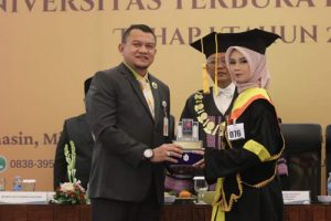 Apresiasi Tiga Wisudawati Terbaik Universitas Terbuka Banjarmasin 