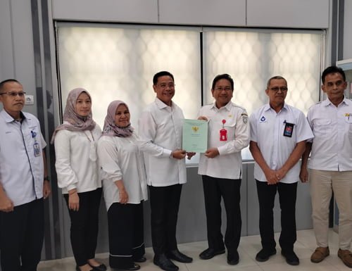 Hal 16 4 KLm Martapura Terima sertifikat