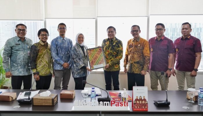 Hantarkan Kain Sasirangan dan Gula Aren sebagai Indikasi Geografis Kalsel, Kanwil Kalsel Dampingi Perwakilan Pemprov Kalsel dan Pemkab Kotabaru Lakukan Audiensi