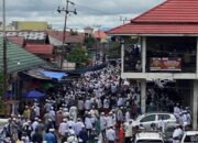 Pelayat dari Berbagai Daerah Berdatangan ke Kediaman Ulama Kharismatik Abah Guru Danau 15 Pelayat dari Berbagai Daerah Berdatangan ke Kediaman Ulama Kharismatik Abah Guru Danau