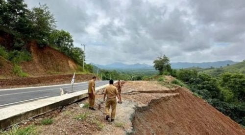 Pemprov Kalsel Tangani Beberapa Titik Lokasi Longsor di Jalan Banjabaru-Batulicin 1 IMG 20240206 WA0005 1 e1707188543479