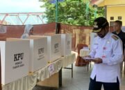 Bupati HSU, Zakly Asswan Gunakan Hak Pilih di TPS 02 10 Bupati HSU, Zakly Asswan Gunakan Hak Pilih di TPS 02
