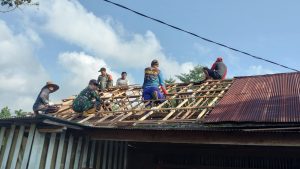 Koramil 06/Barabai Gotong Royong Perbaiki Atap Rumah Warga Akibat Puting Beliung