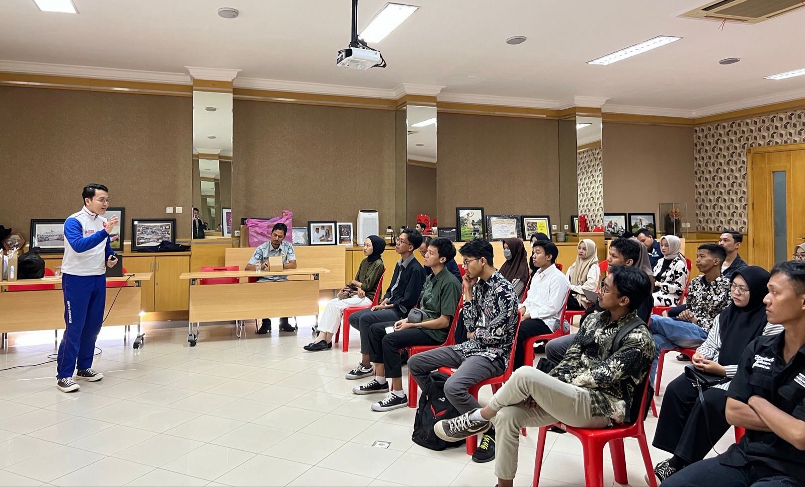 Mahasiswa Bisnis Politeknik Negeri Banjarmasin di Edukasi Safety Riding 1 IMG 20240215 103525