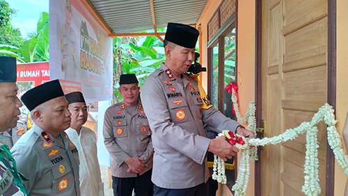 5 FOTO HL Kapolda Kalsel Bedah Rumah 3klm