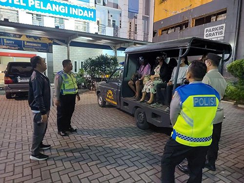 5 FOTO HL Lima Pasangan Terjaring Razia 3klm