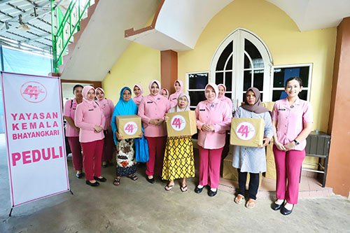 Pengurus Yayasan Kemala Bhayangkari Banjarmasin Gelar Bakti Sosial 1 HAL 10 4 klM yAYASAN kEMALA
