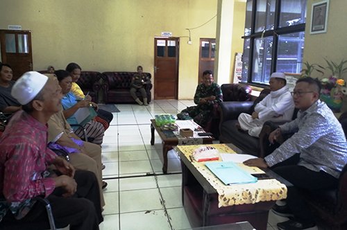 Bahas Waktu OperasiPKL Handil Bakti Gelar Pertemuan dengan Plt Kasatpol-PP 1 Hal 2 Marabahan 4 klm