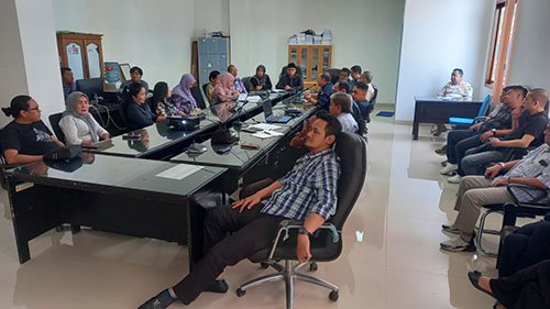 Hal 9 3 Klm Pengusaha biliar mgadu ke DPRD