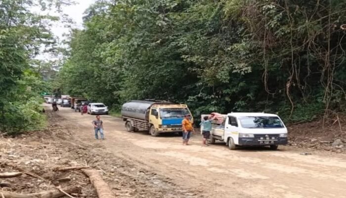 Pengendara Diimbau Waspadai Jalan Mentewe-Banjar