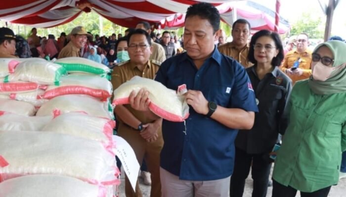 Wagub Kalteng Salurkan Beras Subsidi di Kabupaten Kapuas, Harganya Cuma Rp 20.000 Per Paket