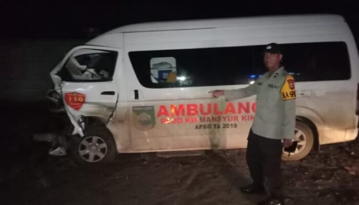 Mobil Ambulance Tabrak Truk Trailer, Penumpang Alami Luka-luka