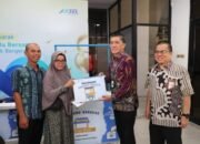Bank Kalsel Serahkan Tiga Gerobak Baru Untuk UMKM, Dalam Semarak HUT ke 60