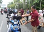 Kakanwil Kemenkumham Kalsel Taufiqurrakhman Bagi-Bagi Takjil Gratis Bersama Pegawai