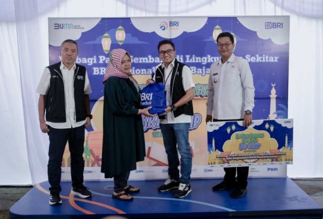 Dihadiri Direktur Retail Funding Distribution Andrijanto, BRI RO Banjarmasin Berbagi Ribuan Sembako hingga Santuni Anak Panti Asuhan 1 IMG 20240321 113635