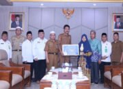 Bupati Serahkan Bonus Untuk Nuriah