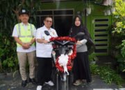 Ibnu Sina Serahkan Sepeda Motor Bagi Pelanggan Teladan PAM Bandarmasih