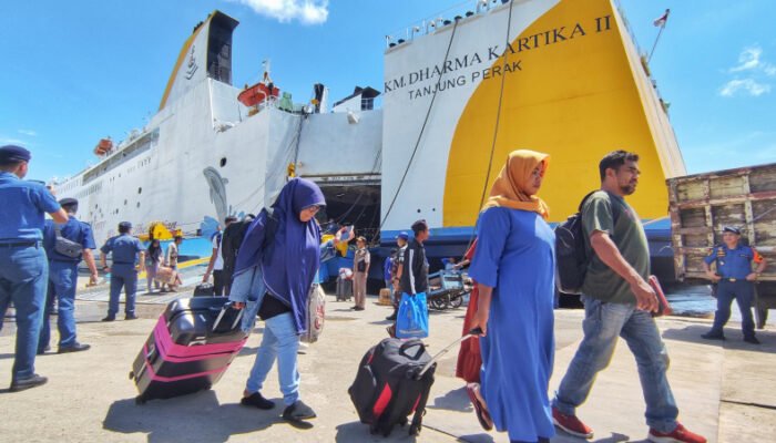 Puncak Arus Balik, 1.000 Lebih Penumpang KM Dharma Kartika II Turun di Pelabuhan Trisakti Banjarmasin