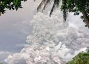 Gunung Ruang Muntahkan Abu Vulkanik Setinggi Lima Kilometer