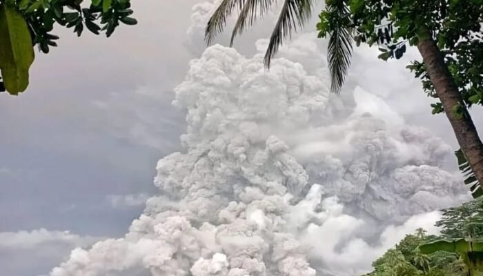 Gunung Ruang Muntahkan Abu Vulkanik Setinggi Lima Kilometer