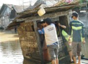 Wujudkan Banjarmasin Bebas ODF, Walikota Bongkar Jamban di Muara Kelayan