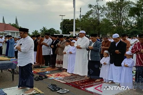 Wali Kota Aditya bersama Warga ribuan Masyarakat Shalat Ied di Murdjani 1 Hal 10 3 KLm BJB 2 2