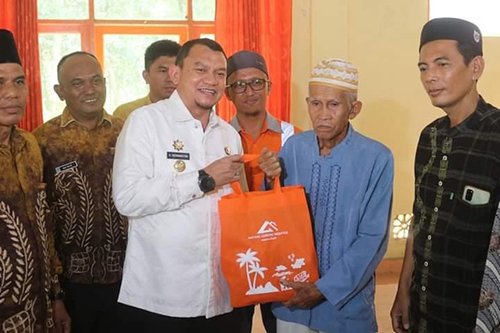 Pj Bupati Bagikan Paket Ramadan PT AGM ke Sungai Raya 1 Hal 12 HSS 3 klm 4