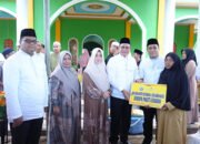 Safari Ramadhan Bupati Sayed Jafar Pukuhan Bantuan Bagi Warga Desa Sengayam