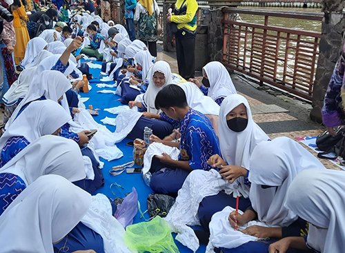 Perubahan Seragam Baru Sekolah Menuai Kritik 1 Hal 9 3 Klm Seragam