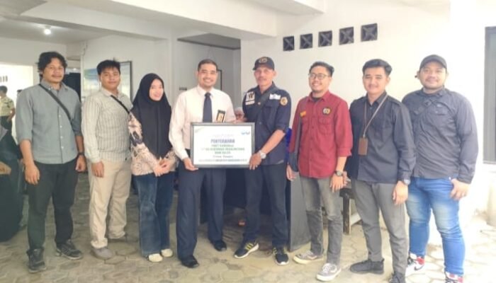 Bank Kalsel Barabai Bagikan 275 Paket Sembako kepada Pensiunan